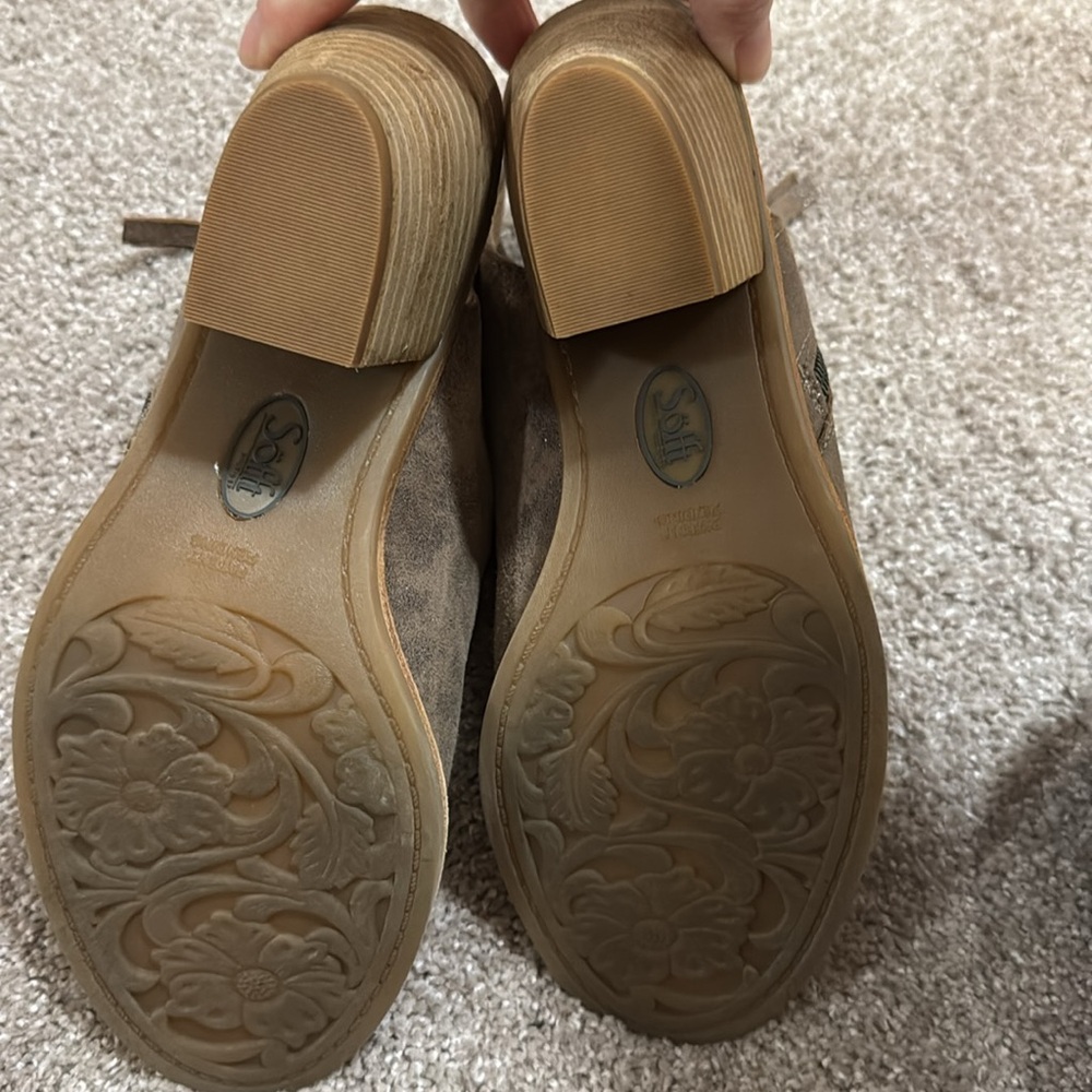 Sofft soft sandals open toe like new in size 7.5 smoke suede (metallic) color - Picture 7 of 7